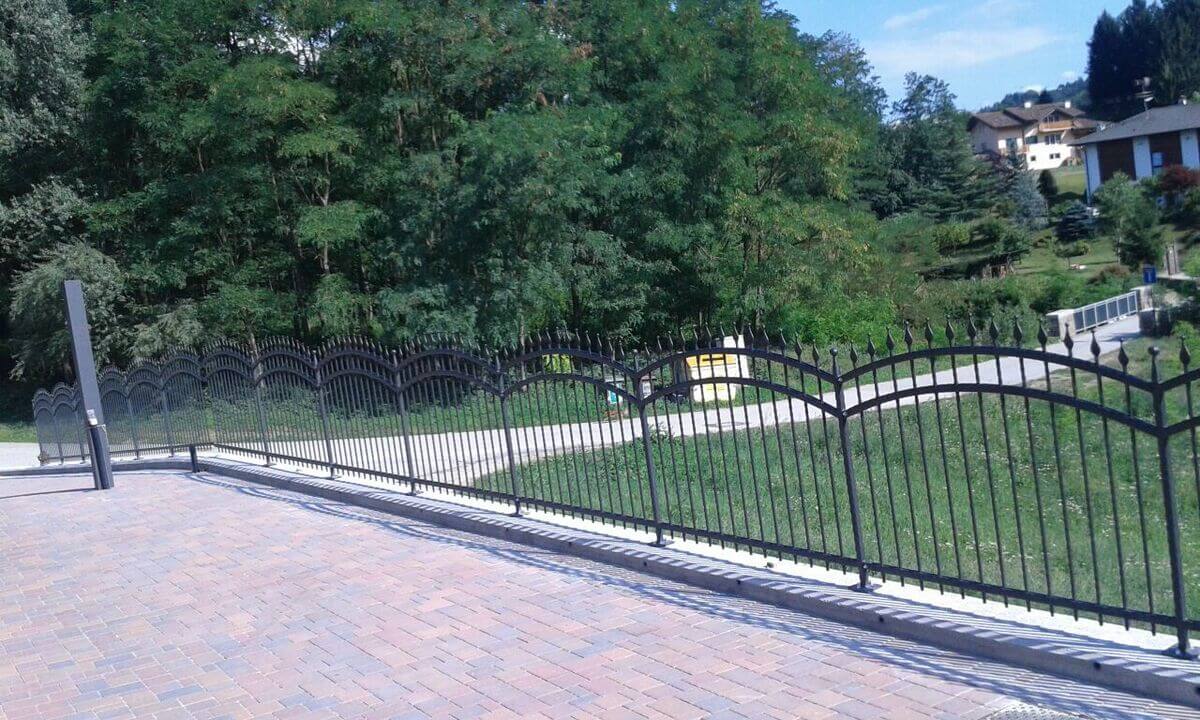 Giardino con recinzione in ferro